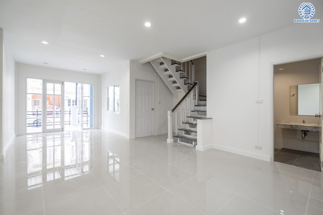 บ้านมือสองตกแต่งใหม่ ม.บุศรินทร์ วงแหวน (บ้านกล้วย-ไทรน้อย) แบรนด์ L&H เนื้อที่ 20.8 ตร.ว. ฟังก์ชัน 3 ห้องนอน 2 ห้องน้ำ ตอบโจทย์ทุกการอยู่อาศัย ใกล้เซ็นทรัลเวสต์เกต และ รถไฟฟ้า "สถานีคลองบางไผ่"